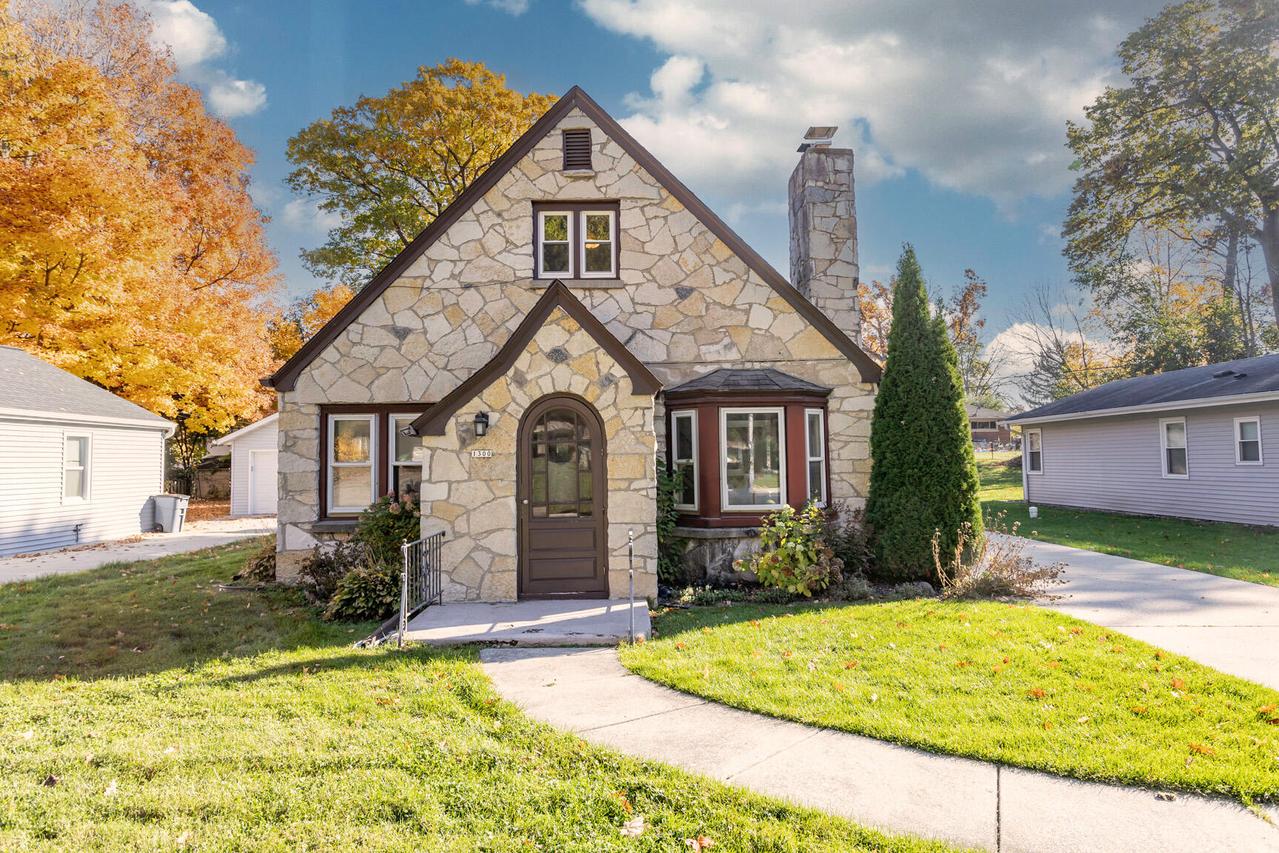 1300 S Parkway Dr, Brookfield, WI 53005