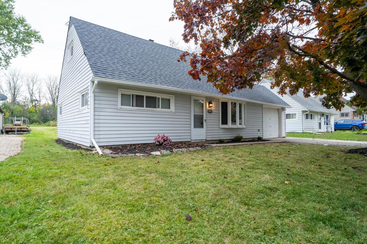 7001 W Allerton Ave, Greenfield, WI 53220