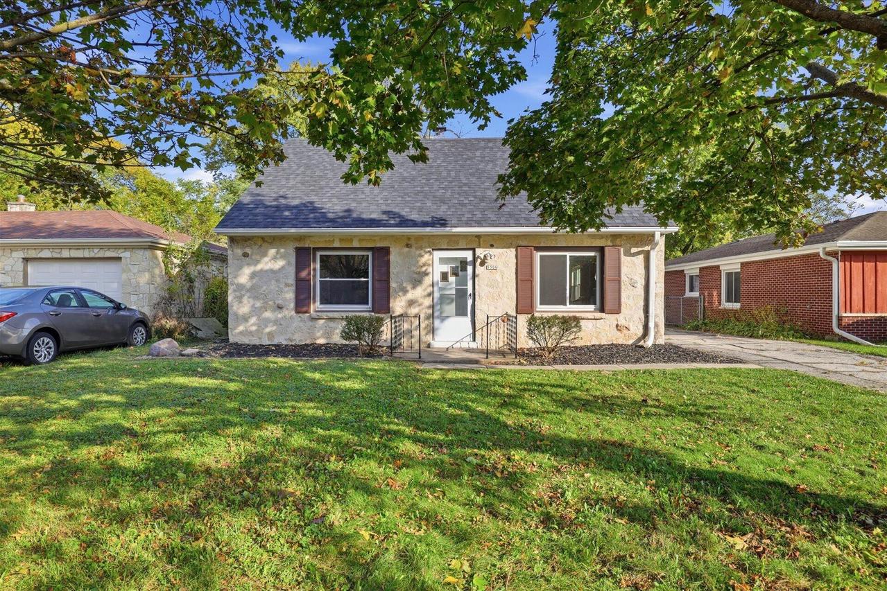 5506 N 26th St, Glendale, WI 53209
