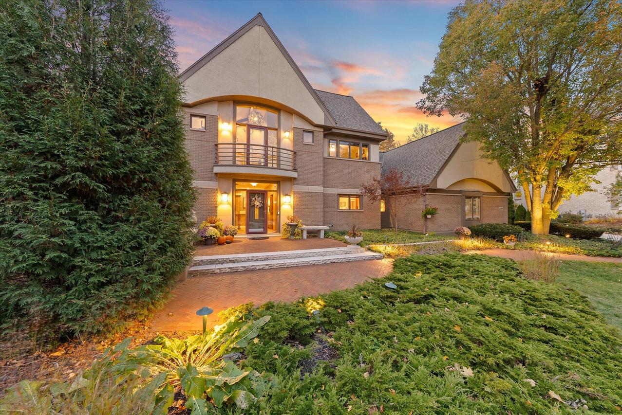 1319 Creekside Ct, Grafton, WI 53024