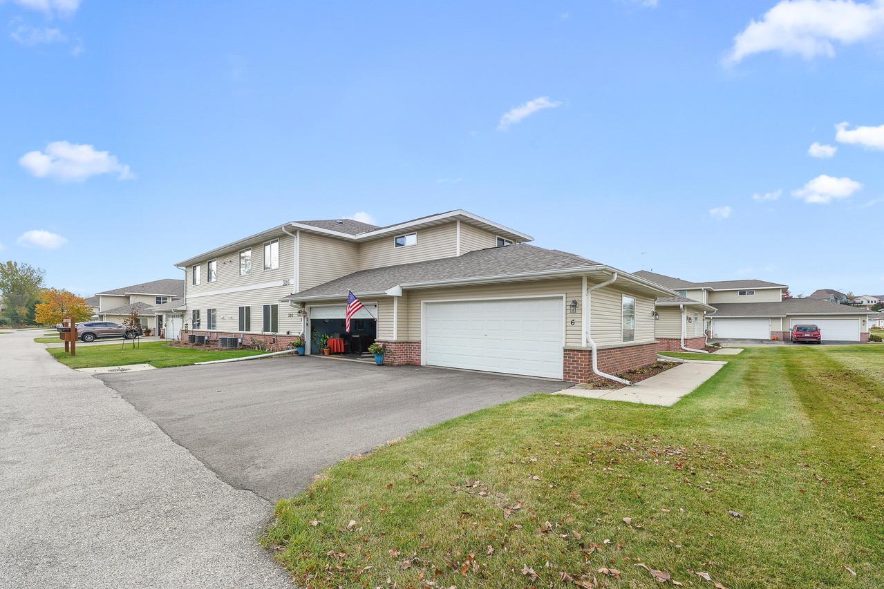 326 Brookside Dr #6, Mayville, WI 53050