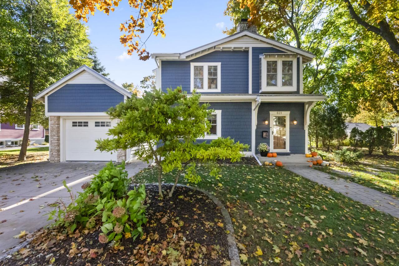 621 W Labelle Ave, Oconomowoc, WI 53066
