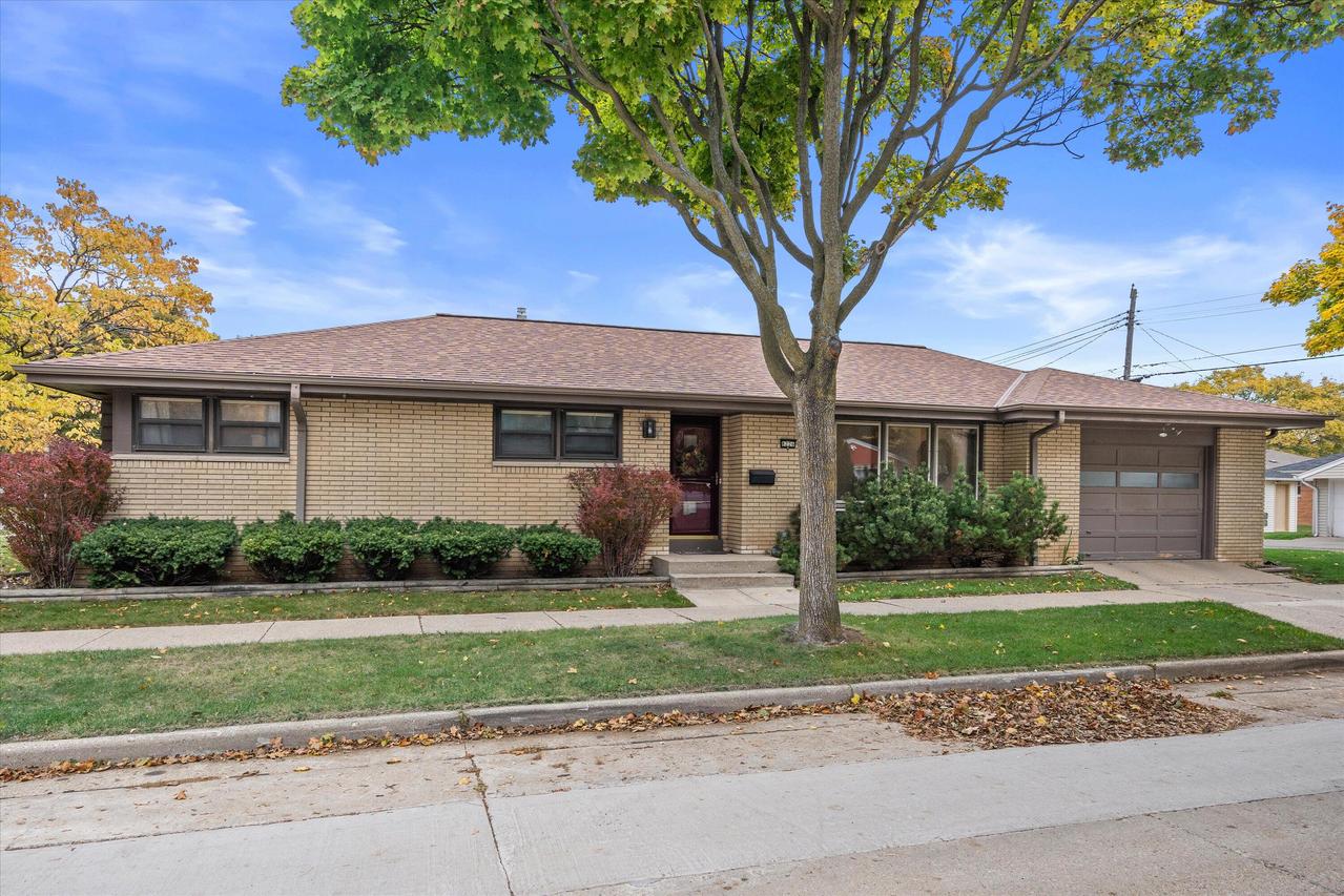 8226 W Fiebrantz Ave, Milwaukee, WI 53222