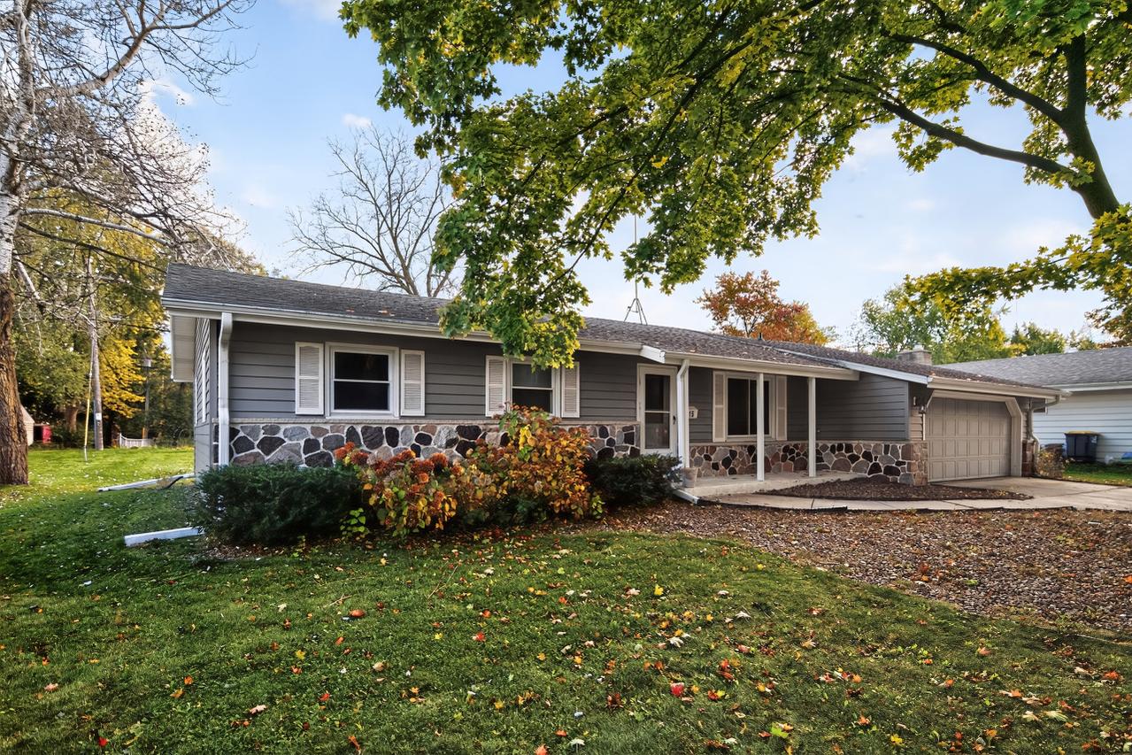 715 Cavalier Dr, Waukesha, WI 53186