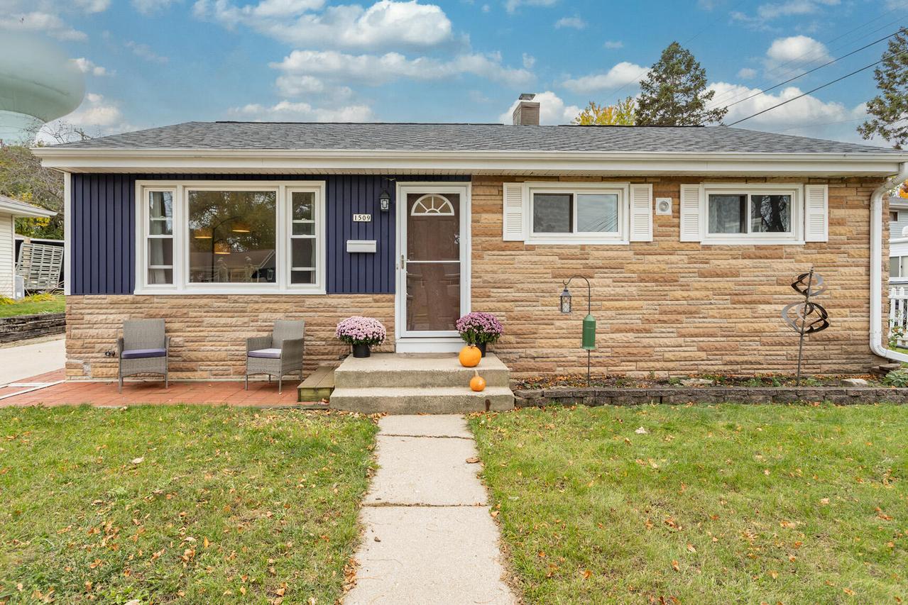 1509 Aldoro Dr, Waukesha, WI 53188
