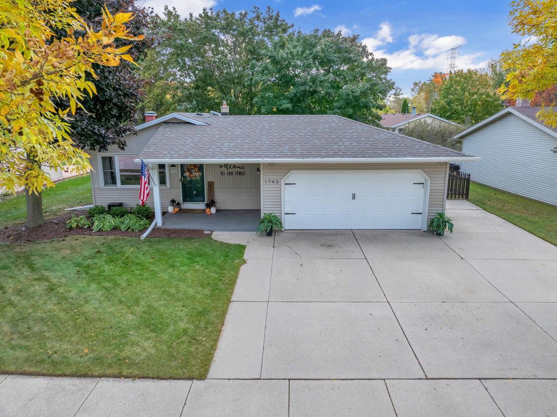 1743 Knoll Crest Dr, Sheboygan, WI 53081