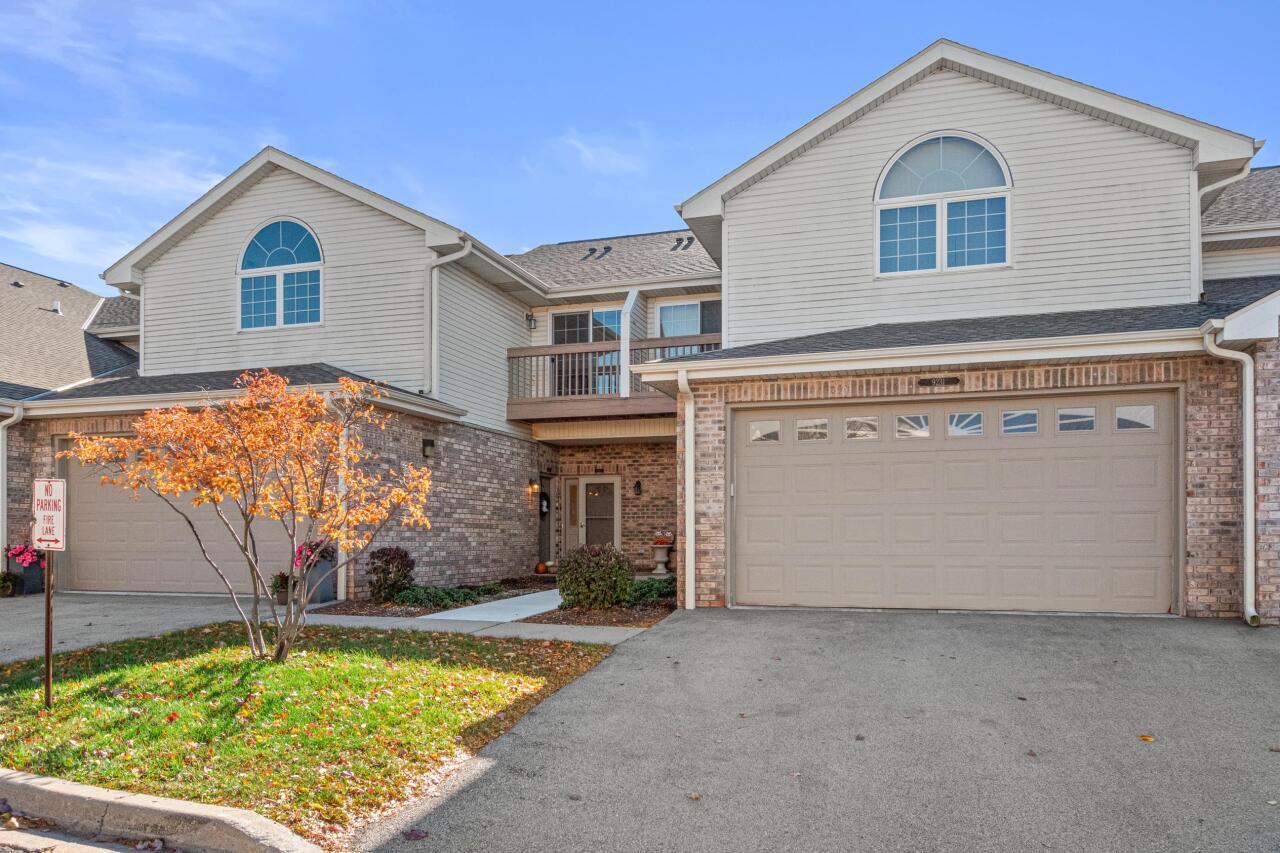 9227 S 51st St #204, Franklin, WI 53132