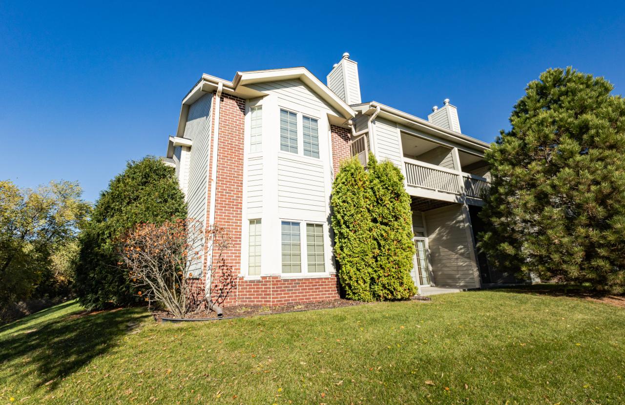 4893 S Forest Ridge #23, New Berlin, WI 53151