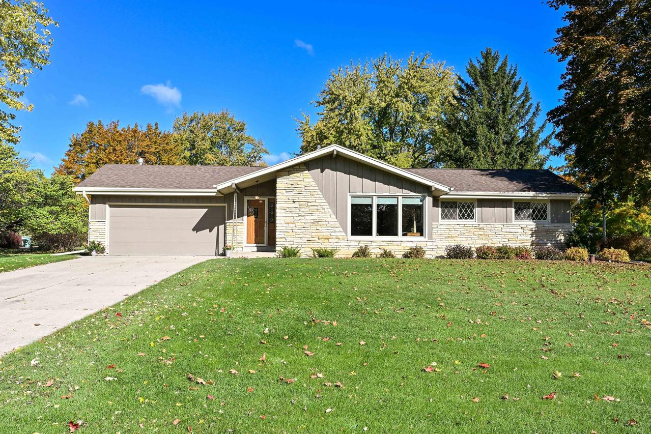 N65W28686 Fairlane Dr, Merton, WI 53029