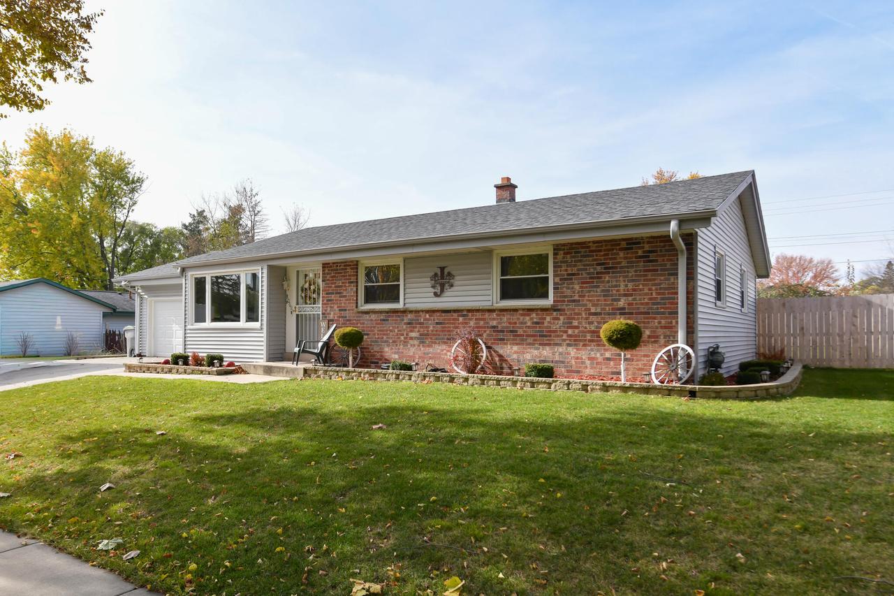 8069 N 105th St, Milwaukee, WI 53224