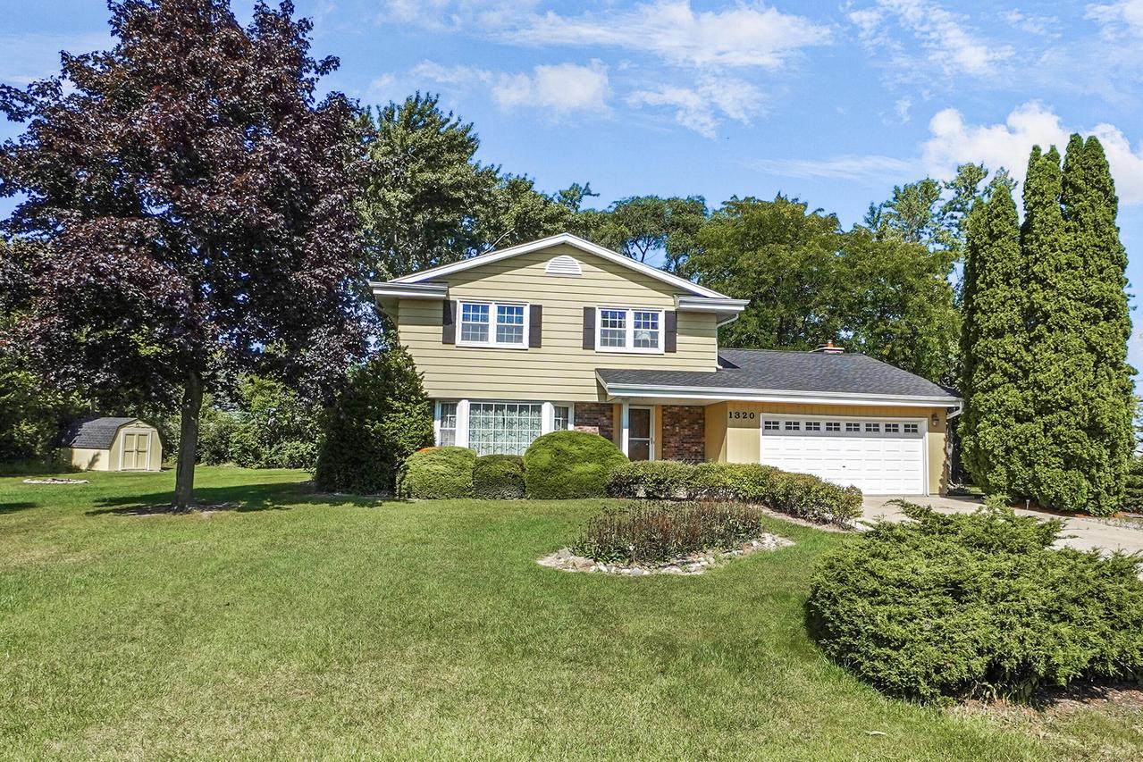 1320 W Lois Ln, Oak Creek, WI 53154