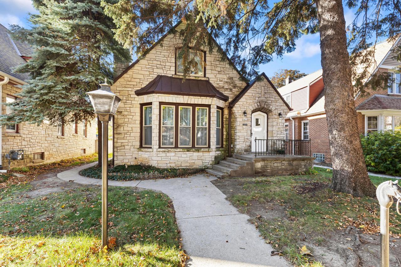3833 S Austin St, Milwaukee, WI 53207