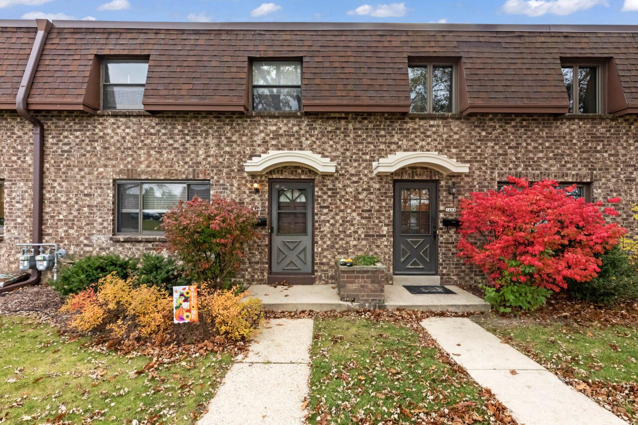 1482 S Coachlight Dr, New Berlin, WI 53151