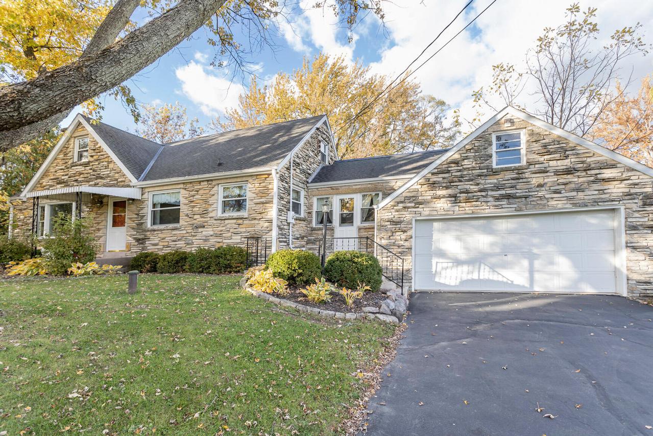 N72W16944 Good Hope Rd, Menomonee Falls, WI 53051