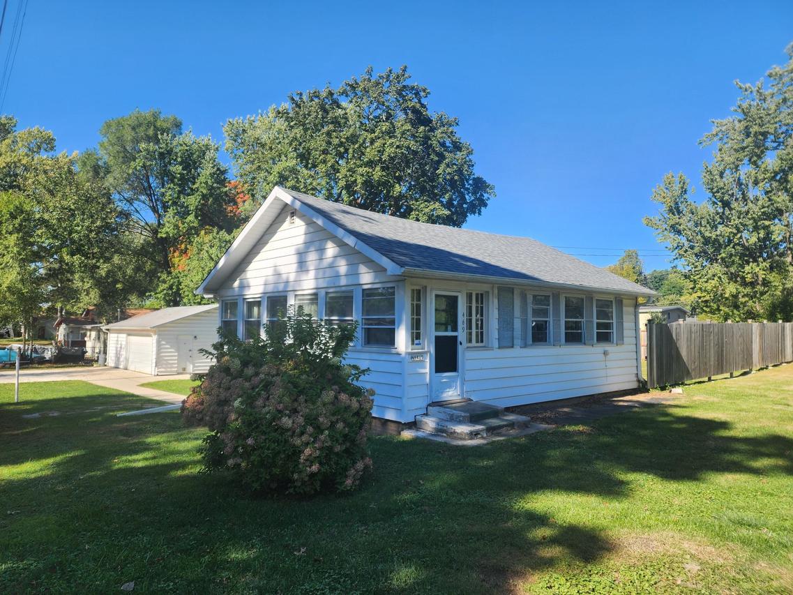 N1469 Moss Dr, Bloomfield, WI 53128