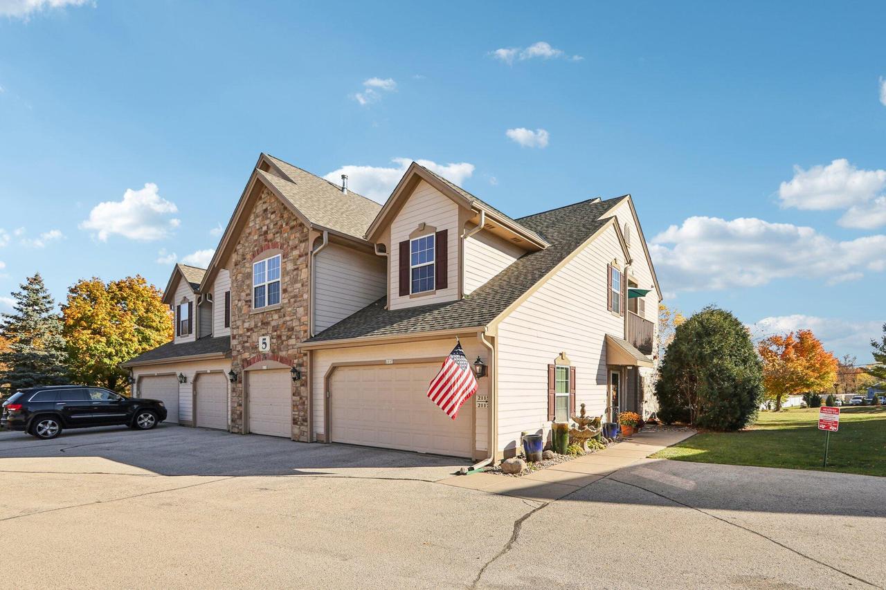 2117 W Vista Bella Dr, Oak Creek, WI 53154