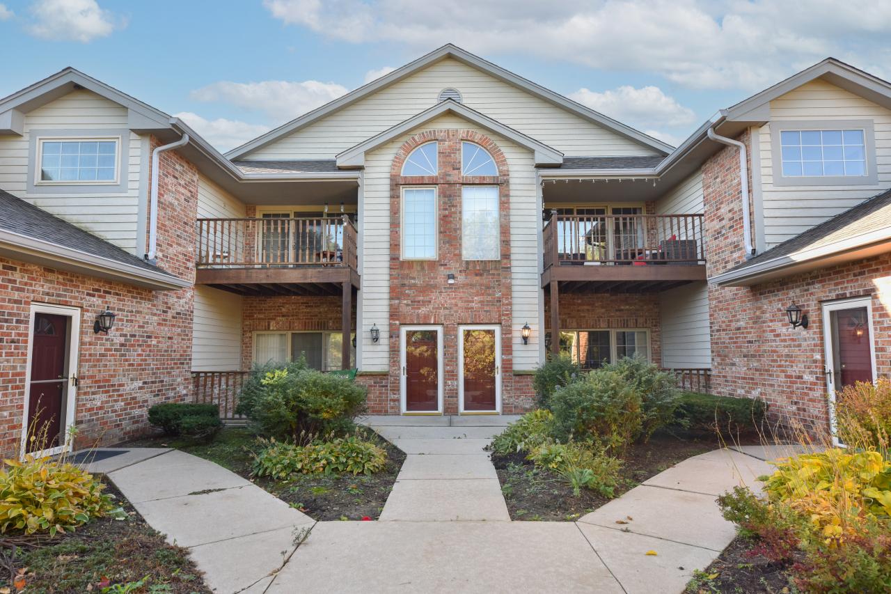 628 Hillcrest Rd, Saukville, WI 53080