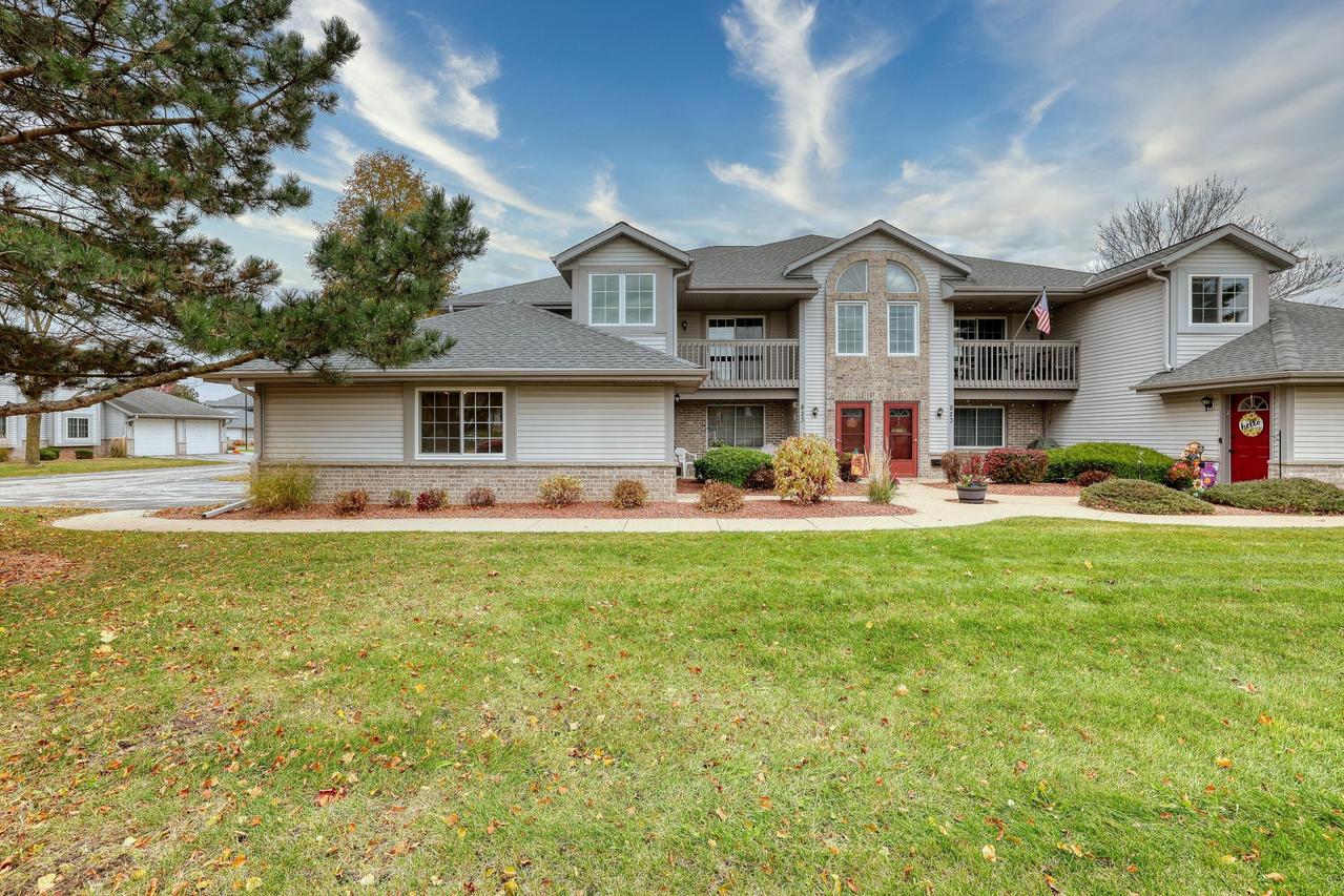 823 Quinlan Dr #E, Pewaukee, WI 53072