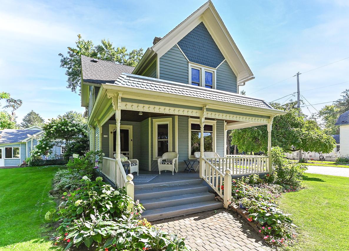 118 E Main St, Wales, WI 53183