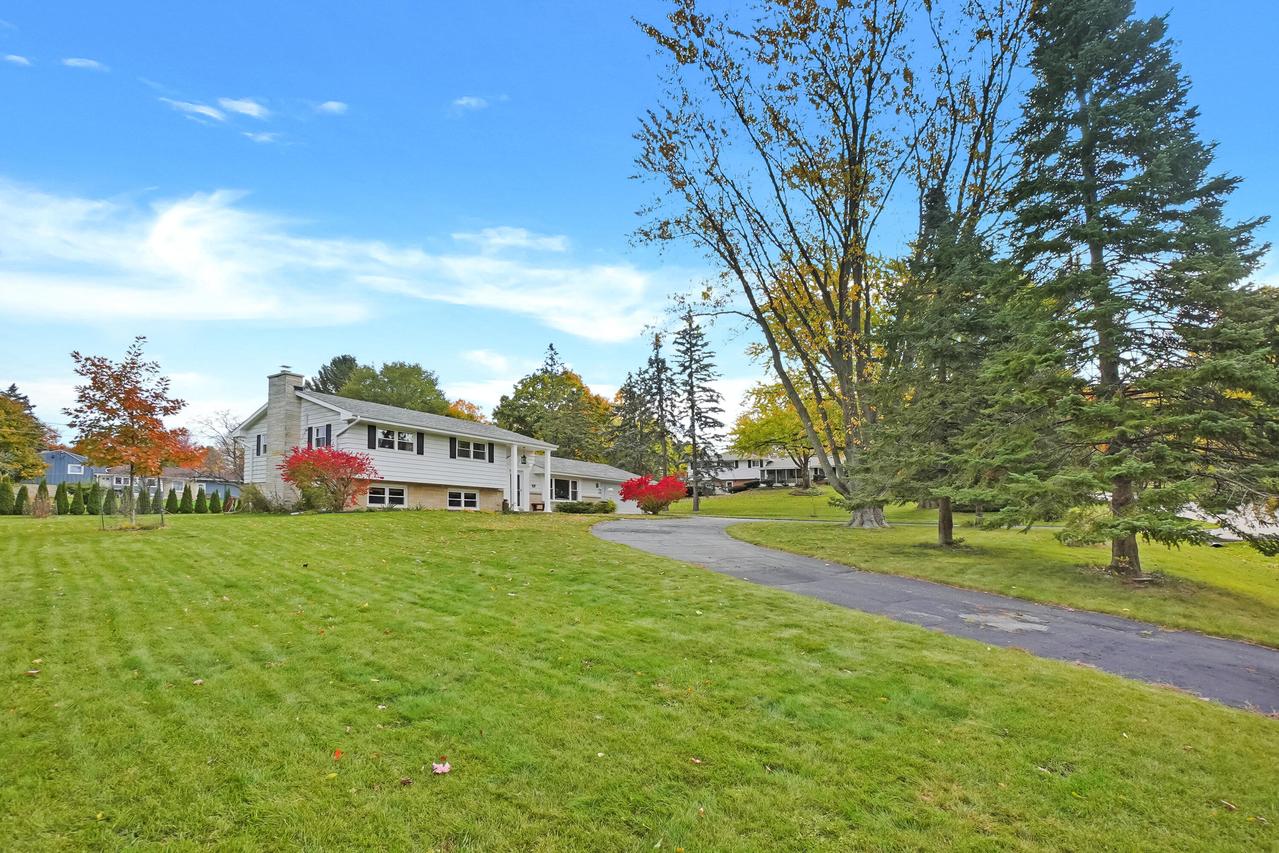 1620 Greenview Dr, Brookfield, WI 53045