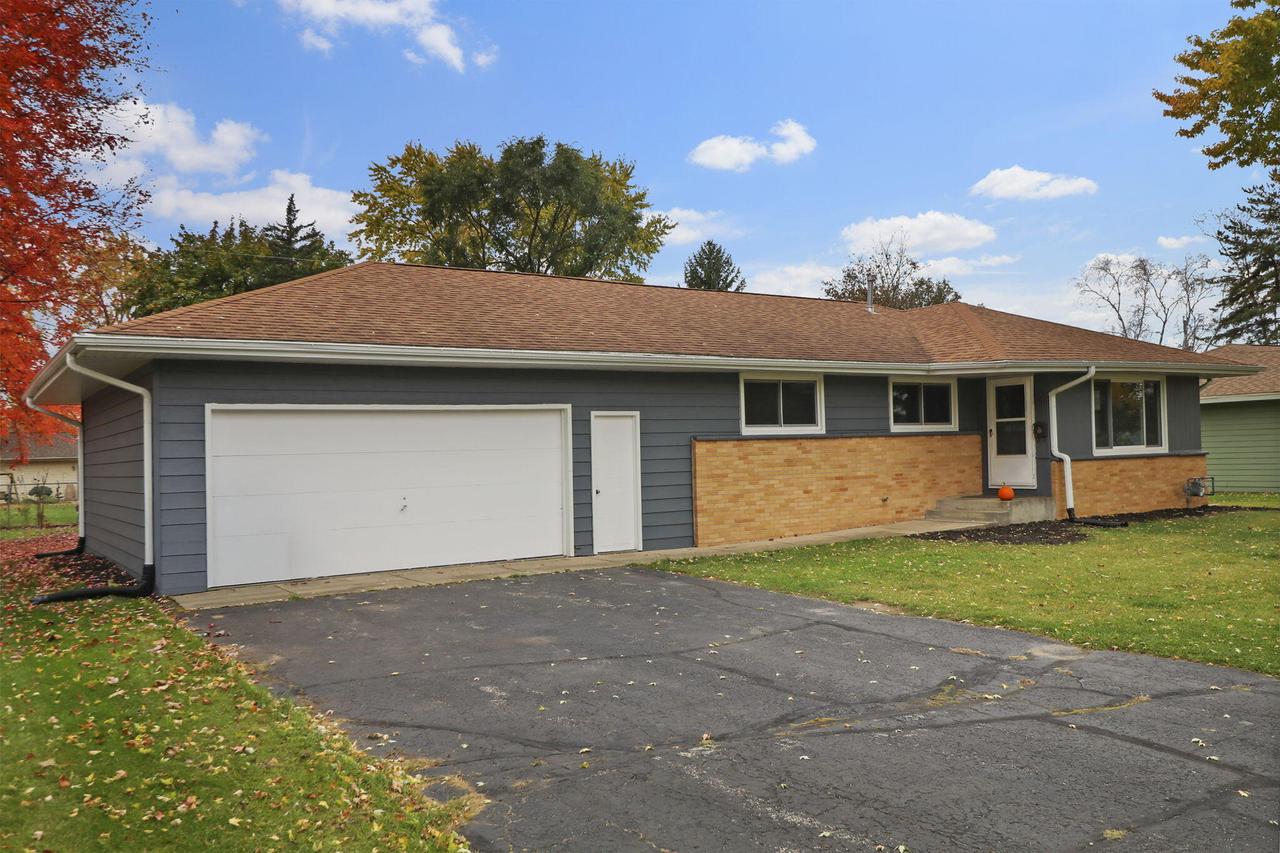 401 Roberts Dr, Mukwonago, WI 53149