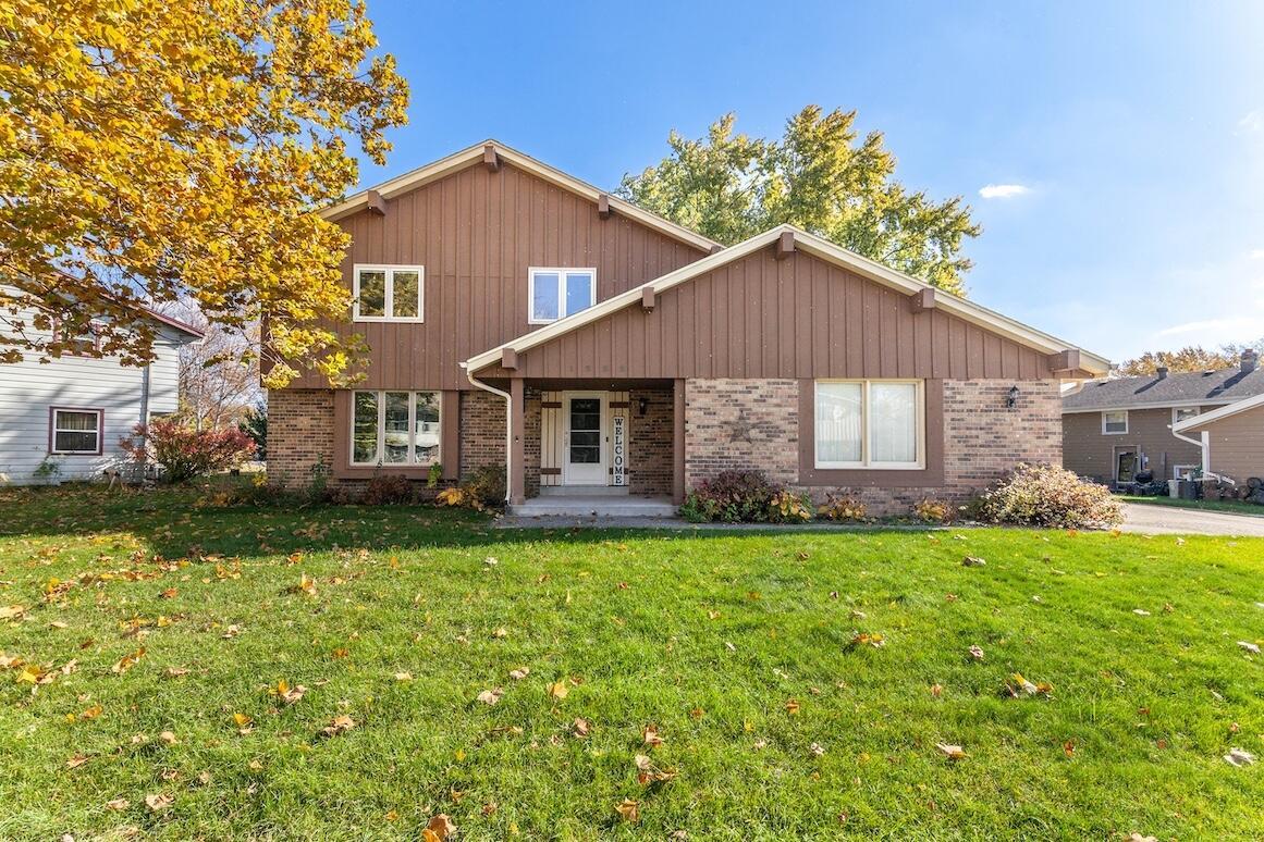 1222 Western Trl, Mukwonago, WI 53149