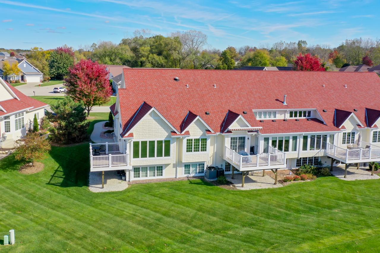 4033 S Fohr Dr #12, New Berlin, WI 53151