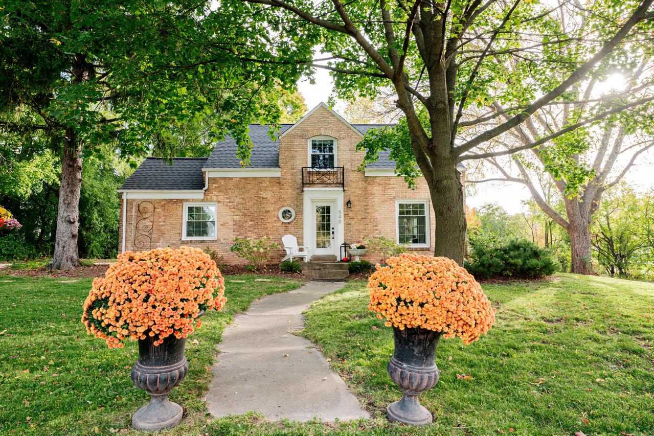 540 Chrystal Ln, Elm Grove, WI 53122