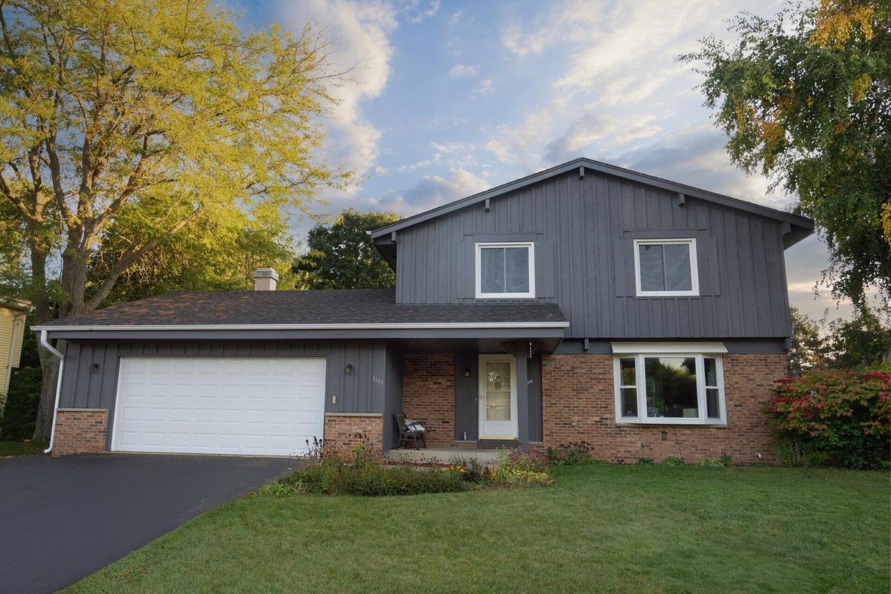 1195 Dorchester Dr, Oconomowoc, WI 53066
