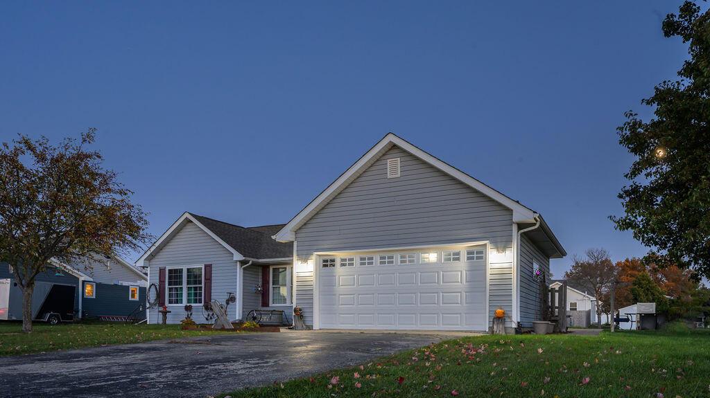 N1556 Overlook Cir, Bloomfield, WI 53128