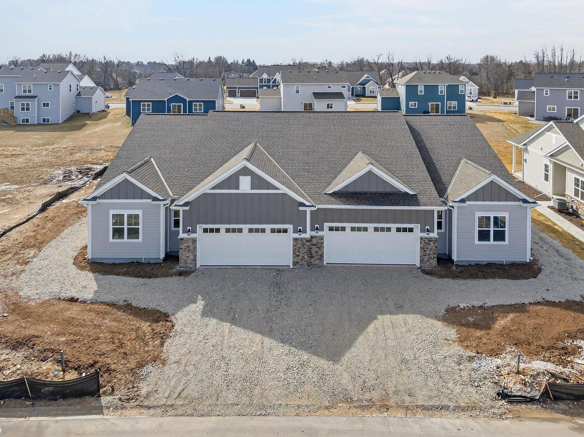 847 Stirling Dr, Oconomowoc, WI 53066