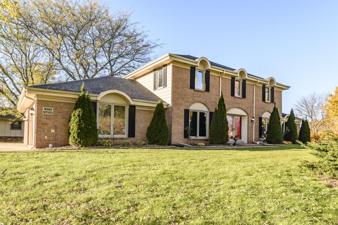 W199S7525 Lakeview Dr, Muskego, WI 53150