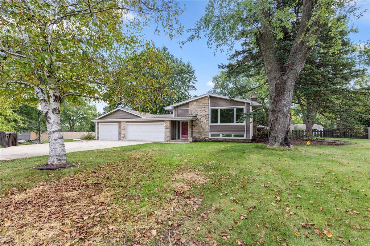 3332 S El Sirroco Dr, New Berlin, WI 53151