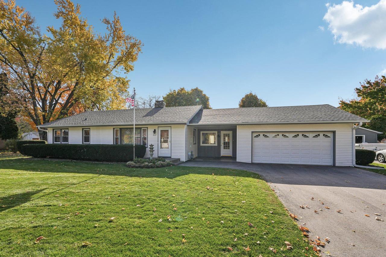 711 E Lisbon Rd, Oconomowoc, WI 53066