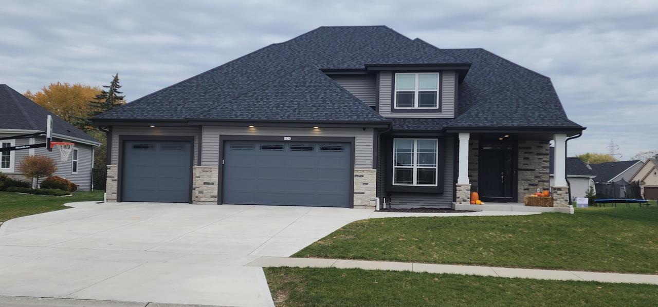 9334 S Arbor Creek, Oak Creek, WI 53154