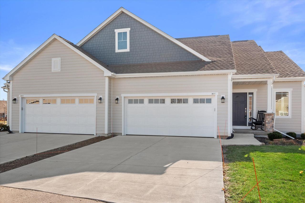 807 Bridlewood Dr #11, Hartford, WI 53027