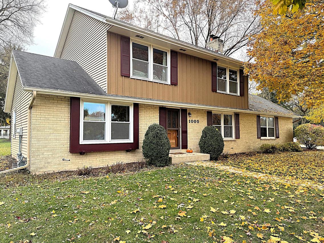 1005 Burr Oak Blvd, Waukesha, WI 53189