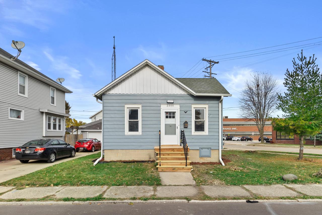 2300 Victoria Dr, Racine, WI 53403