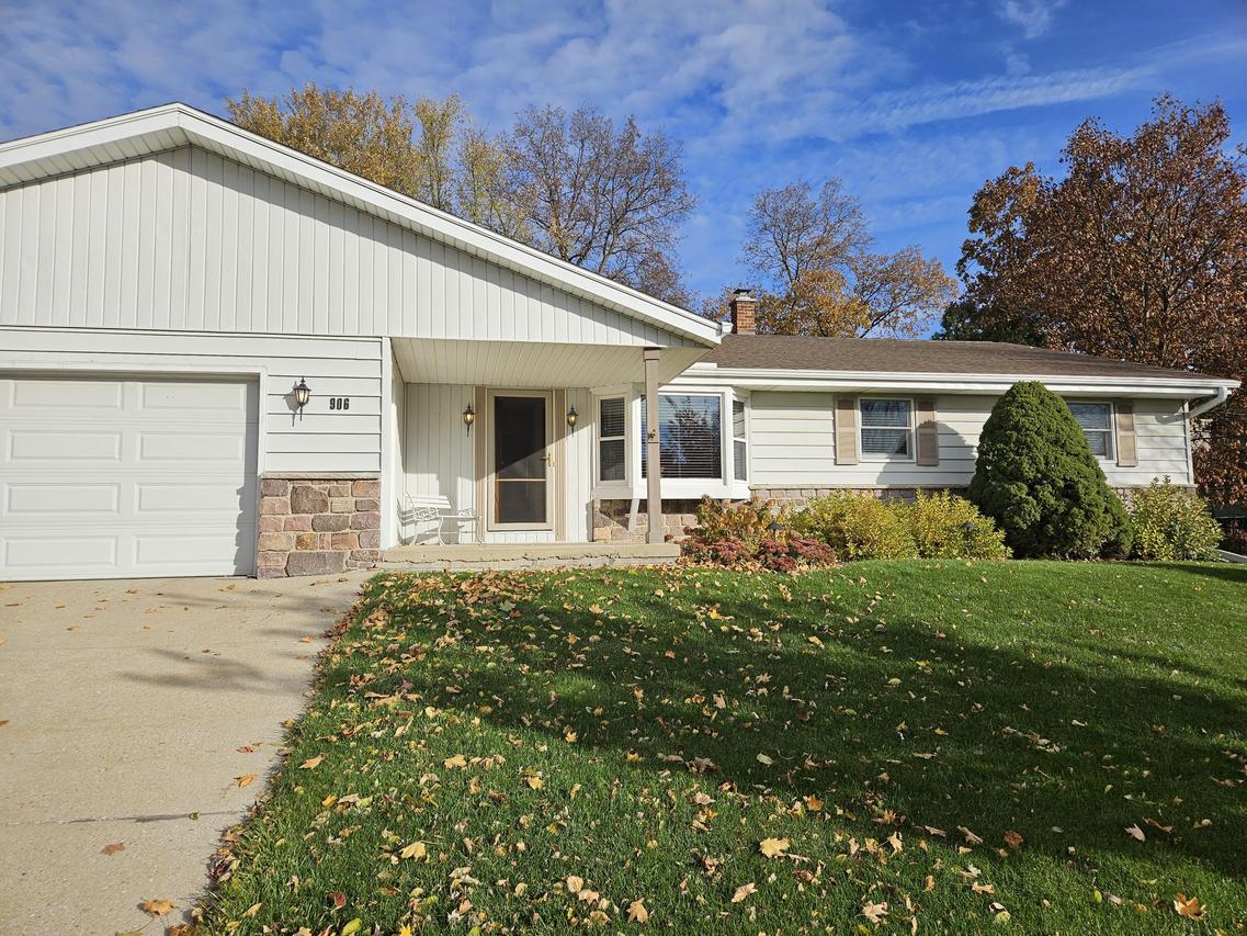 906 Larchmont Dr, Waukesha, WI 53186