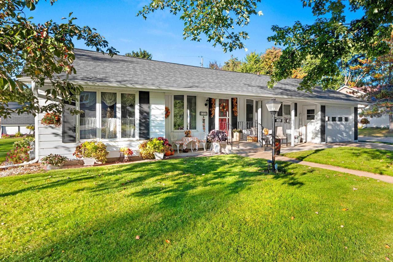 429 7th St, Oconto, WI 54153