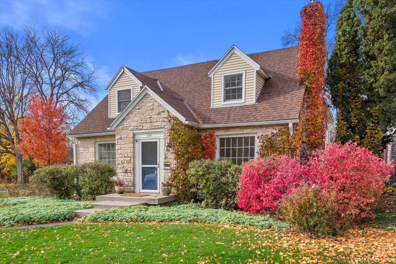 208 Maple Ter, Oconomowoc, WI 53066