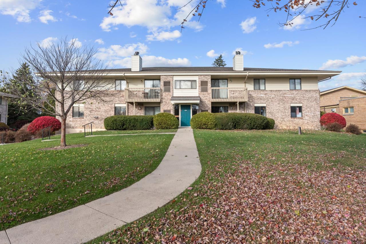 116 E Freistadt Rd #B, Thiensville, WI 53092