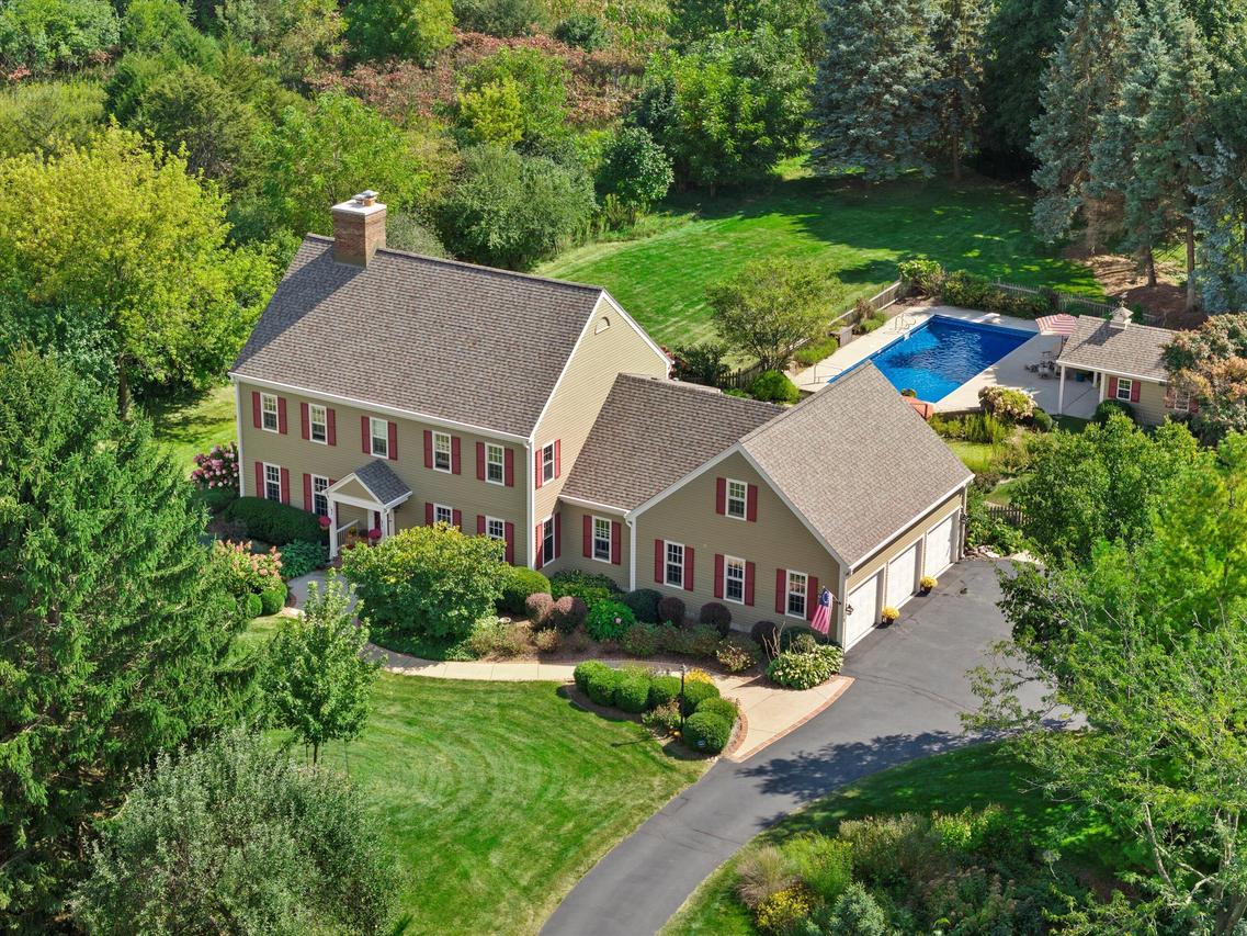 N40W33325 Woodsview Dr, Nashotah, WI 53058