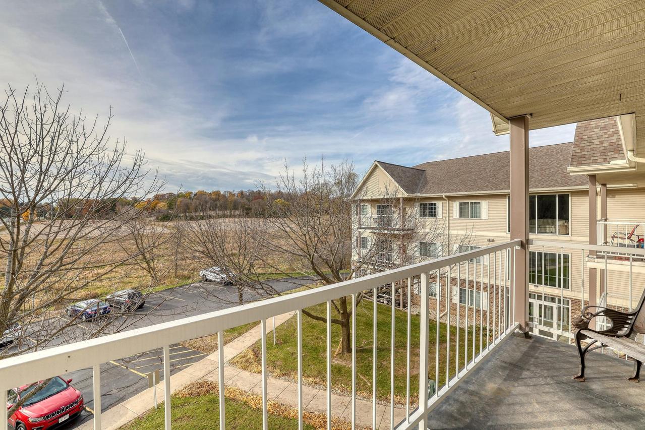 140 W Commerce Blvd #306, Slinger, WI 53086