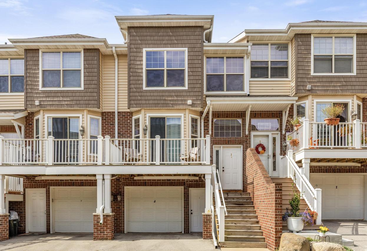 812 Timber Ridge #10, Waukesha, WI 53189