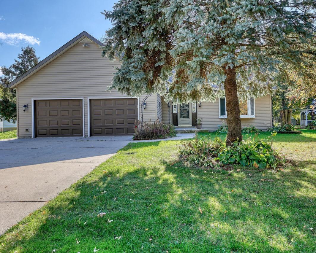 813 High St, Oconomowoc, WI 53066