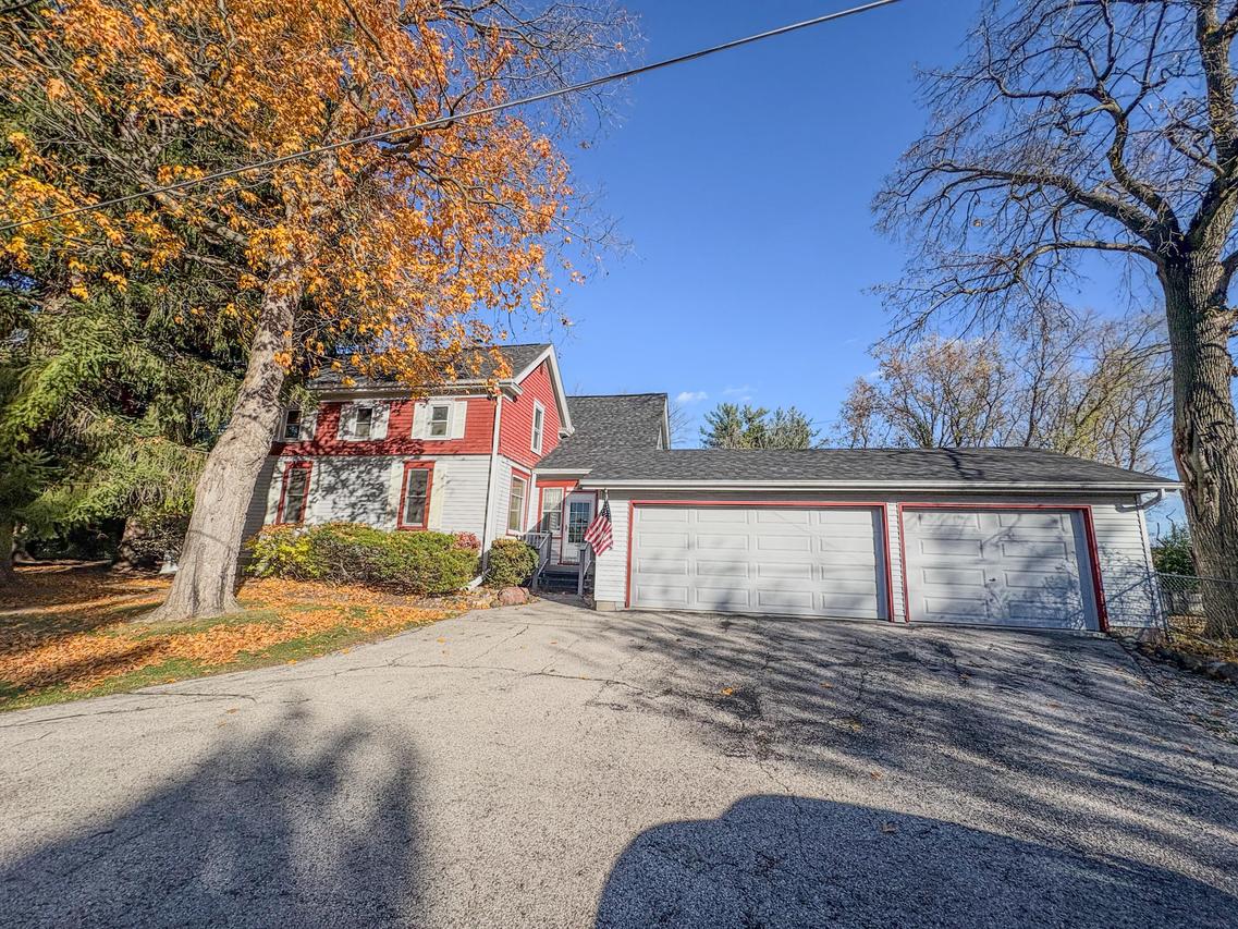 13065 W Appleblossom Ln, New Berlin, WI 53151