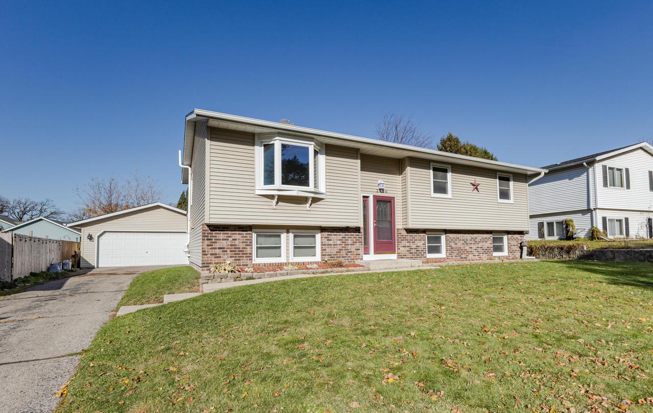 2006 Garland Ave, Waukesha, WI 53188