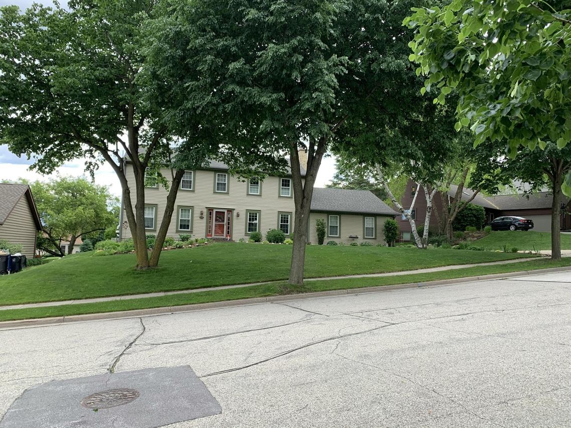3024 Minot Ln, Waukesha, WI 53188