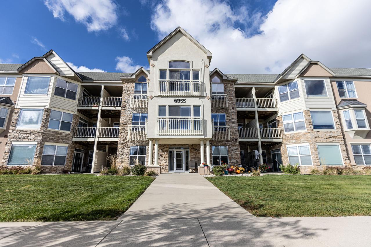 6955 S Riverwood Blvd #111, Franklin, WI 53132